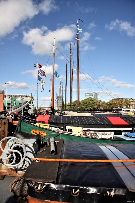 de UK 108 aan gemeerd in Amsterdam 