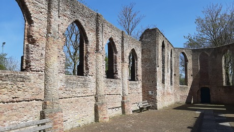 ruine van een dorpskerk