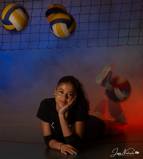 Volleybal fotoshoot met gekleurde lampen en rook