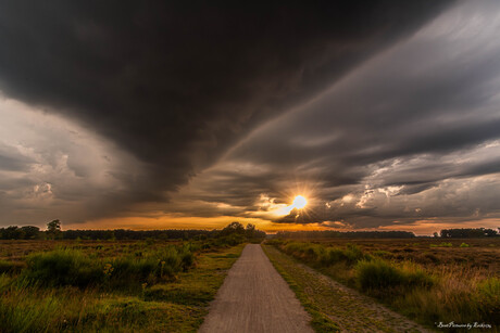 Avondzon met dreigende wolken