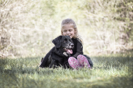 Het kleine hondje en het kleine meisje