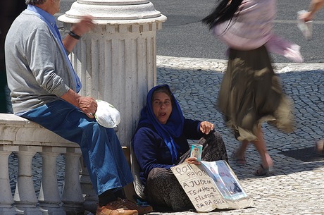 bedelaars tussen de gehaaste inwoners