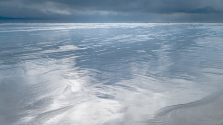 Reflectie aan zee