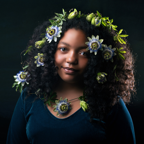 Meisje met passiebloemen