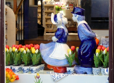 P1280788  Rondje Delft  nr 11   DETAIL  Delfts blauw winkel  12 juni 2025  