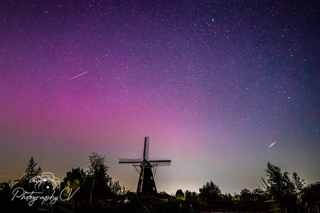 vallende sterren met noorder licht