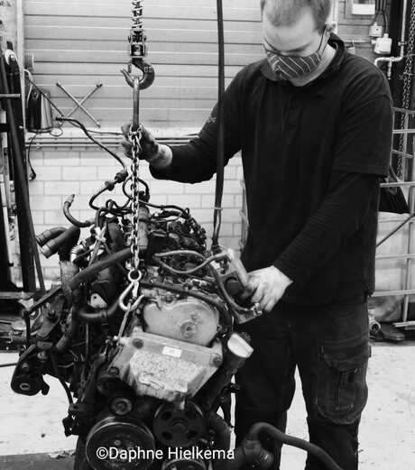 Werkende auto monteur