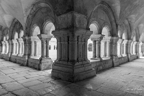Arcades rond het binnenplein Abbaye de Fontenay