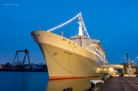 SS Rotterdam in blauw uurtje 