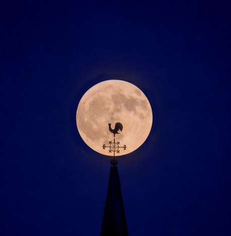 volle maan rechtboven het kerkje van Lierderholthuis, bij Zwolle
