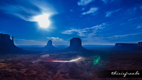 Maan lensflare over Monument Valley
