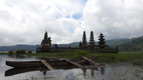 Tempel op Java in het water
