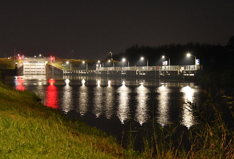 Sluis bij nacht