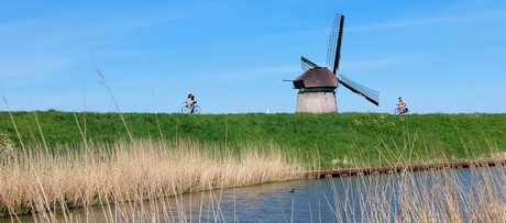 Fietsen over de dijk