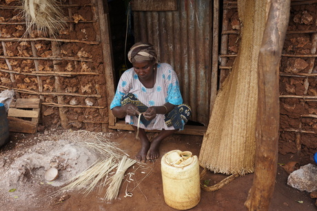 Keniaanse aan het weven