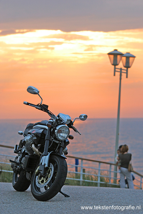 Moto Guzzi Griso bij zonsondergang