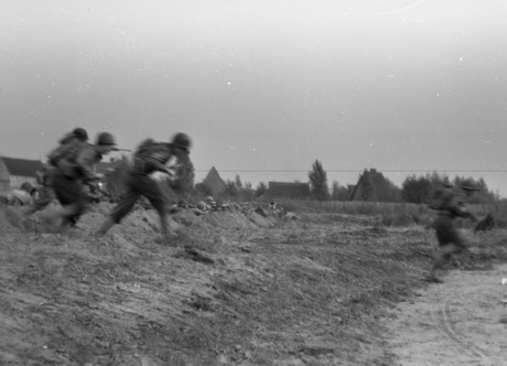 Geallieerde soldaten vallen aan, foto gemaakt met jaren 30 box camera