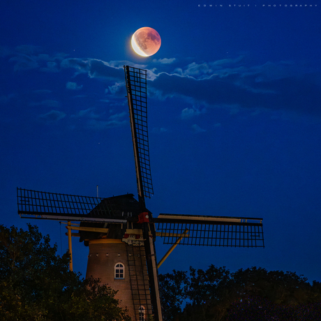 Bloedmaan boven molen van Krimpen