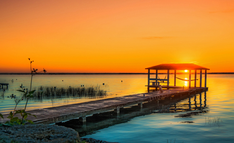 Zonsopkomst bij lago Bacalar, Mexico