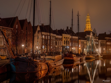 Silhouet aan de Gracht: Hoge der A en de A-Kerk bij Nacht.