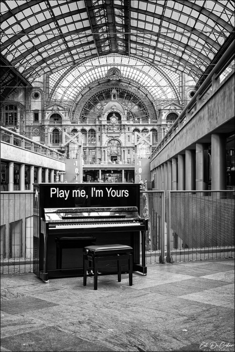 Playing piano in Antwerpen