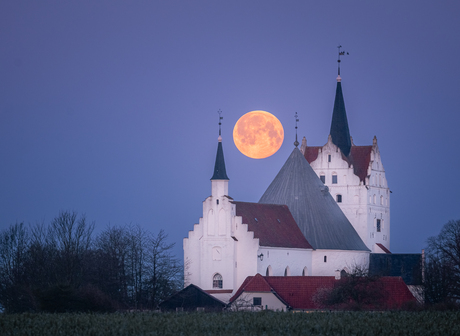 Easter full moonset