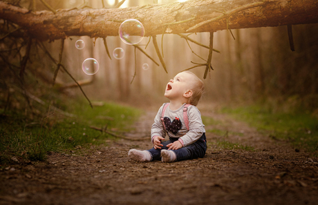 Mijn kleine meid lekker in het bos