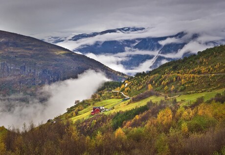 Noorwegen met ochtendnevels in de dalen.
