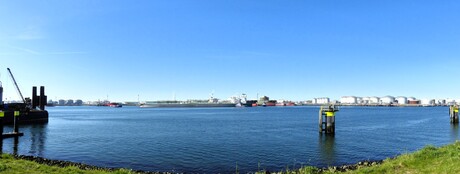 P1300644  Rozenburg Landtong  MEGA  Tanker  naar afmeer plek   7 april 2026 