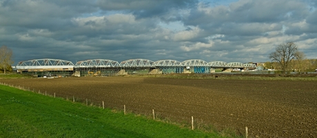 De brug over de Maas bij Grave.