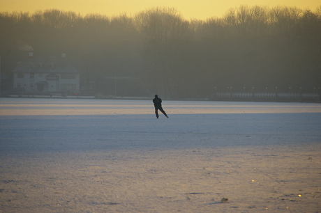 Schaatser op de Kralingseplas