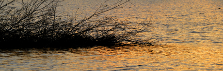 Zonsondergang over het meer