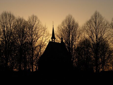Kerktorentje bij zonsondergang