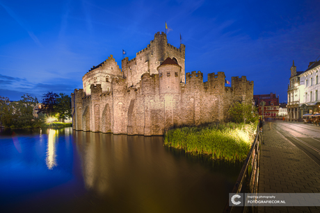 Gent’s Middeleeuwse Kroon onder een Blauwe Hemel