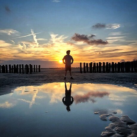 Silhouet en reflectie bij zonsondergang