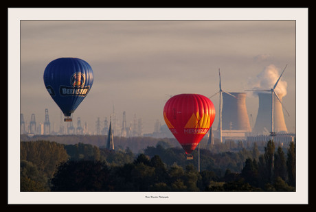 Warme lucht ballons in de vroege ochtend.