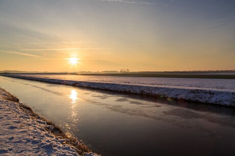 Zonsopkomst over het winterse Groninger land.