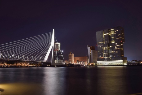 Rotterdam in de avond.