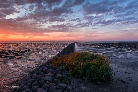 Zonsondergang boven het Wad