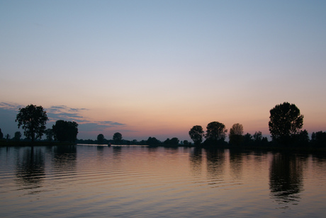 Zonsondergang op 't water