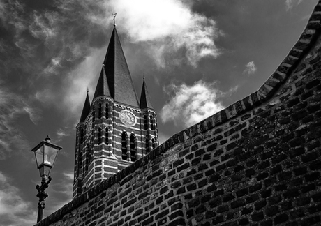 Achter dikke muren, kerk van Thorn