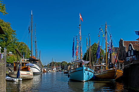historische schepen in centrum Dokkum