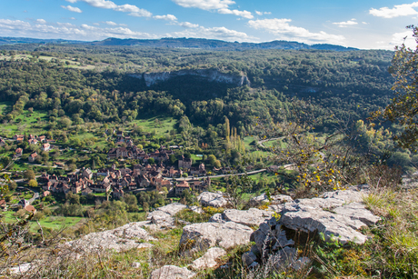 Uitzicht op Autoire en omgeving vanaf grote hoogte.