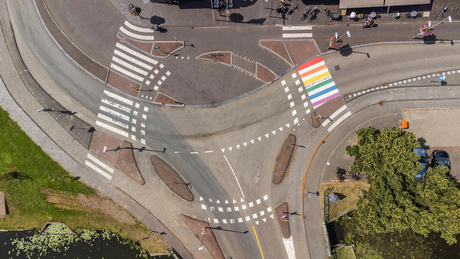 Ingewikkelde t-splitsing met regenboogzebrapad