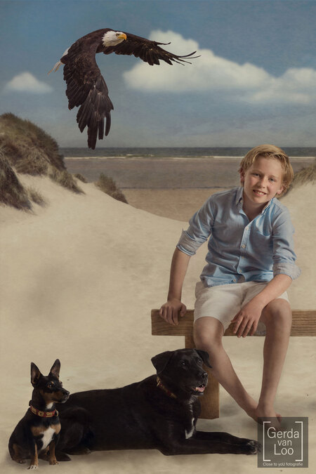 inheritance part 4 - serie speciale kinderportretten gemaakt naar de wensen van de ouders en elk kind heeft zijn/haar favoriete dieren op de foto staan deel 4 van 4 - foto door close.to.yoU.fotografie op 14-04-2021 - deze foto bevat: hond, lucht, vogel, gewervelde, wolk, glimlach, korte broek, zoogdier, carnivoor, fawn