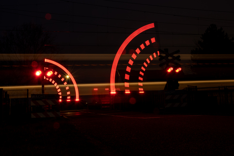 Wacht tot het rode licht gedoofd is, er kan nog een trein aankomen. 