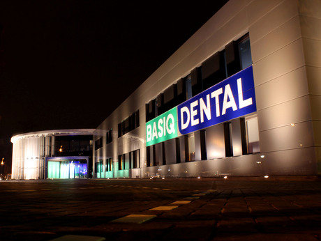 Basiq Dental by night.jpg