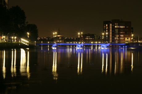 Brug in de nacht