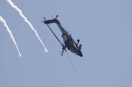 Apache Helikopter met flares