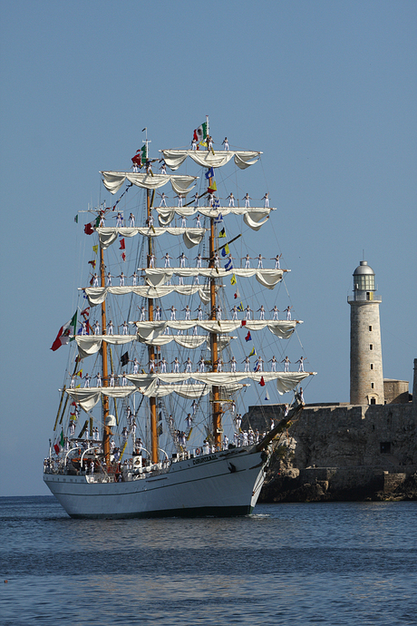 Tallship Cuauhtemoc vaar Havana binnen